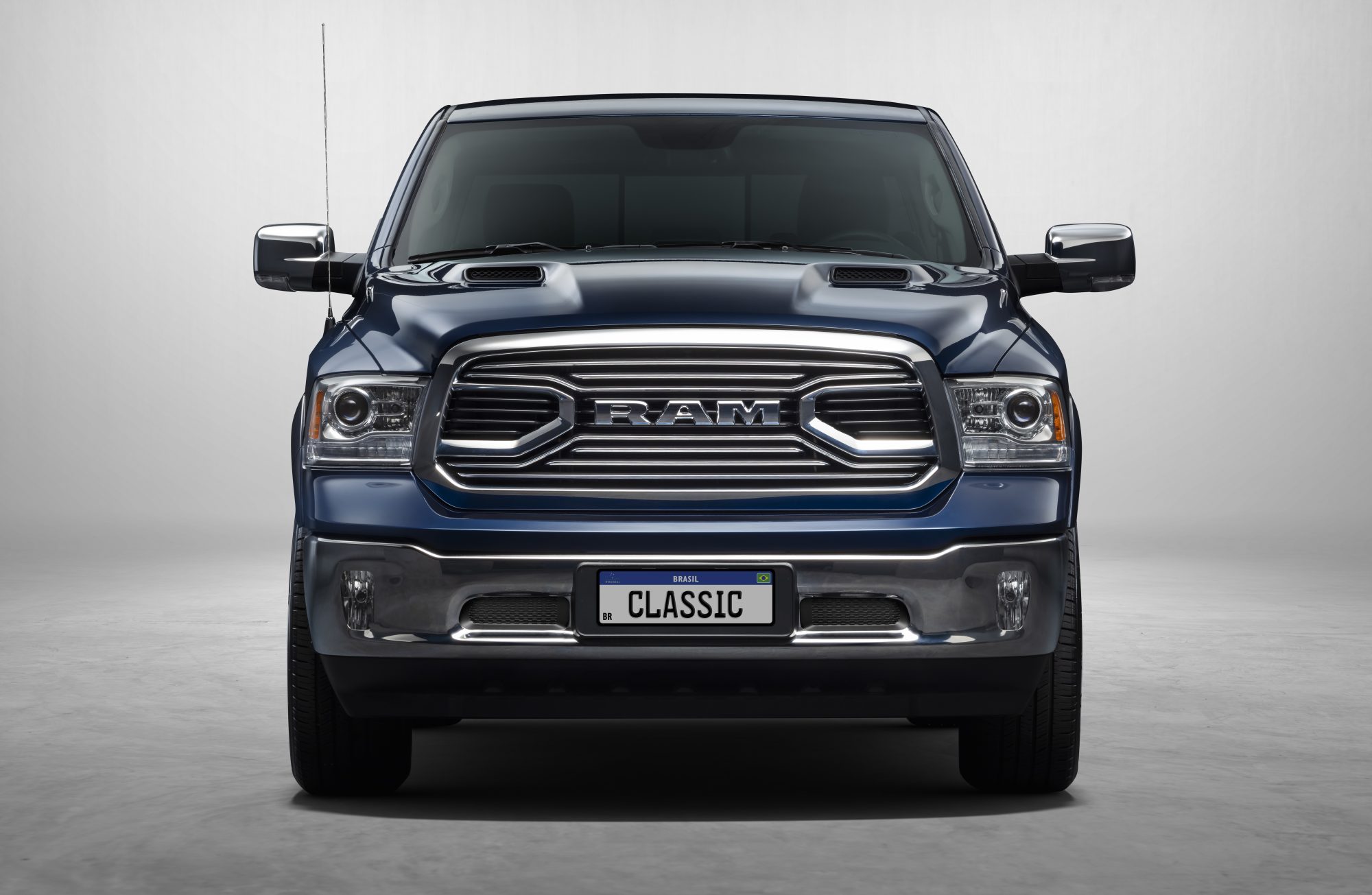 Ram Classic estreia com preço de Toyota Hilux, mas é maior e mais