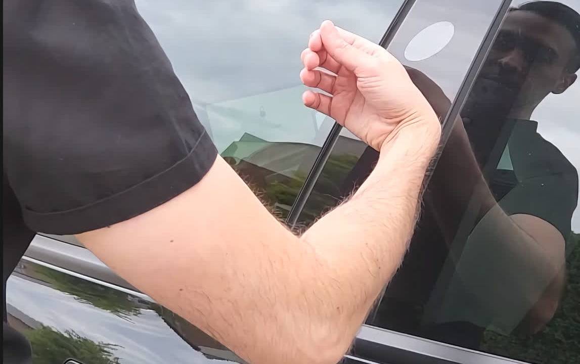 Homem implanta chip no braço para desbloquear Tesla