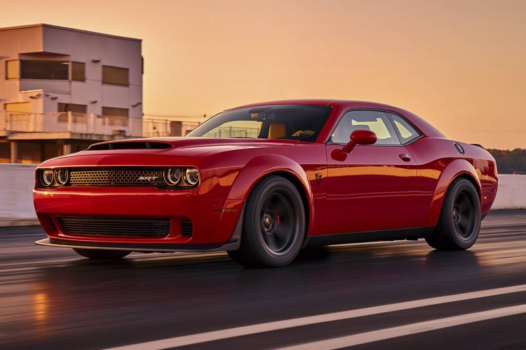 Crianças tentam roubar Dodge Hellcat de dentro da fábrica