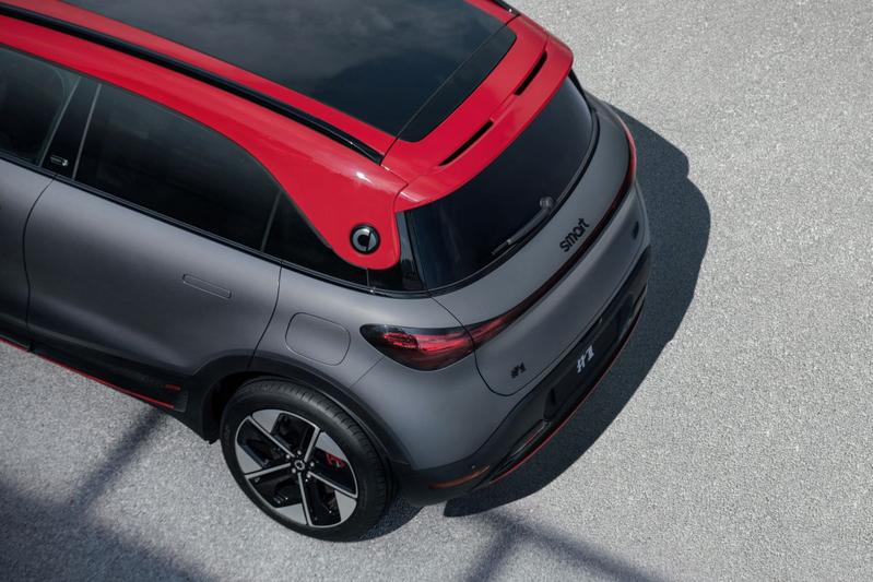 smartbrabus4 Spoiler vermelho é destaque na traseira