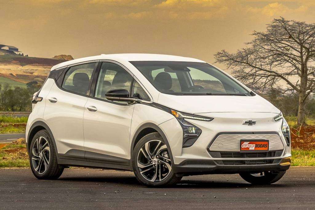 Bolt EV (à esquerda) mudou mais que o Leaf na linha 2023