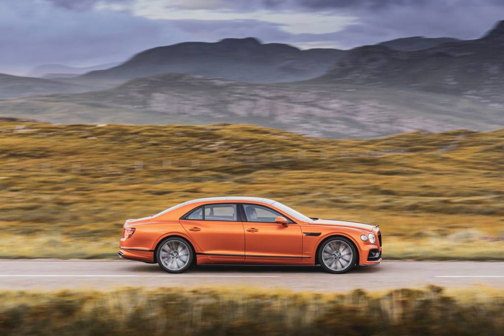 2023-Bentley-Flying-Spur-Speed-14 Sedã tem duas opções de rodas de 22 polegadas com acabamentos distintos