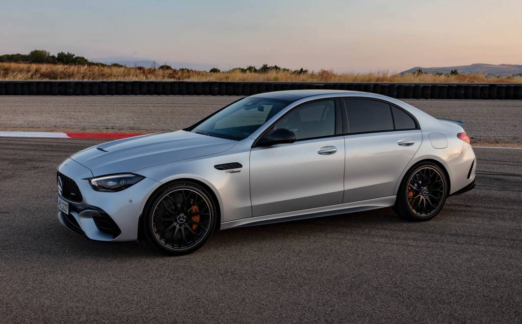 Mercedes-AMG C63 S totalmente lateral sedã