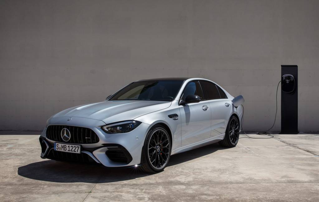 2023-Mercedes-AMG-C-63-S-E-PERFORMANCE-00027 Novo Mercedes-AMG C63 vira híbrido e troca V8 por 2.0 de quase 700 cv