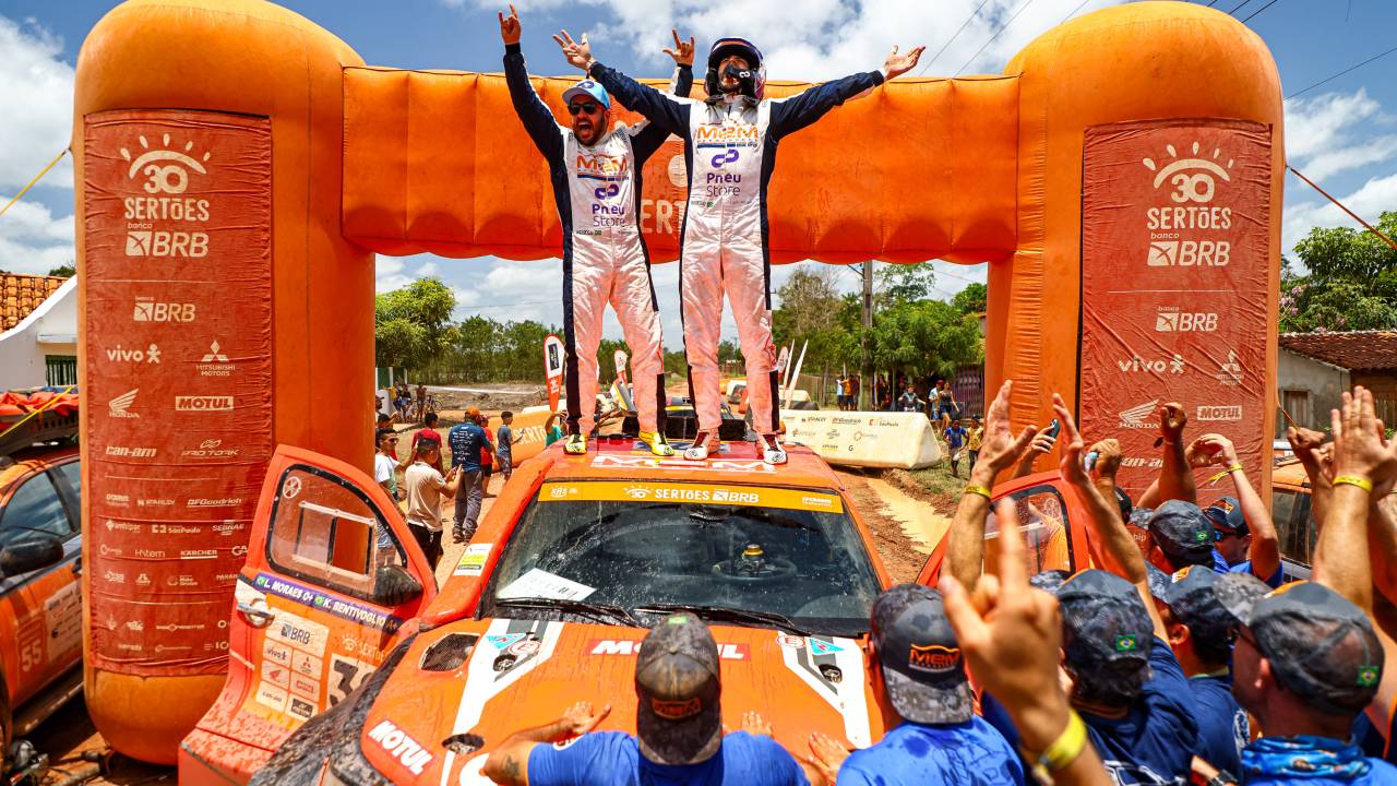 Lucas Moraes e Kaique Bentivoglio subiram no carro para comemorar