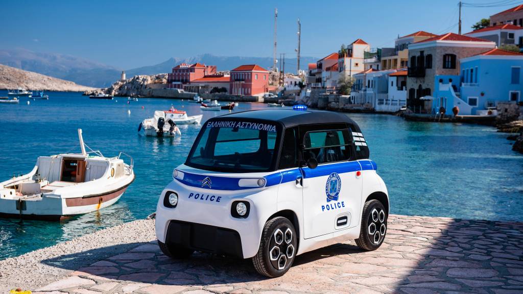 Em cidades turísticas da Grécia o Ami é usado até pela polícia, que abriu mão das bicicletas em troca do carrinho com máxima de 45 km/h