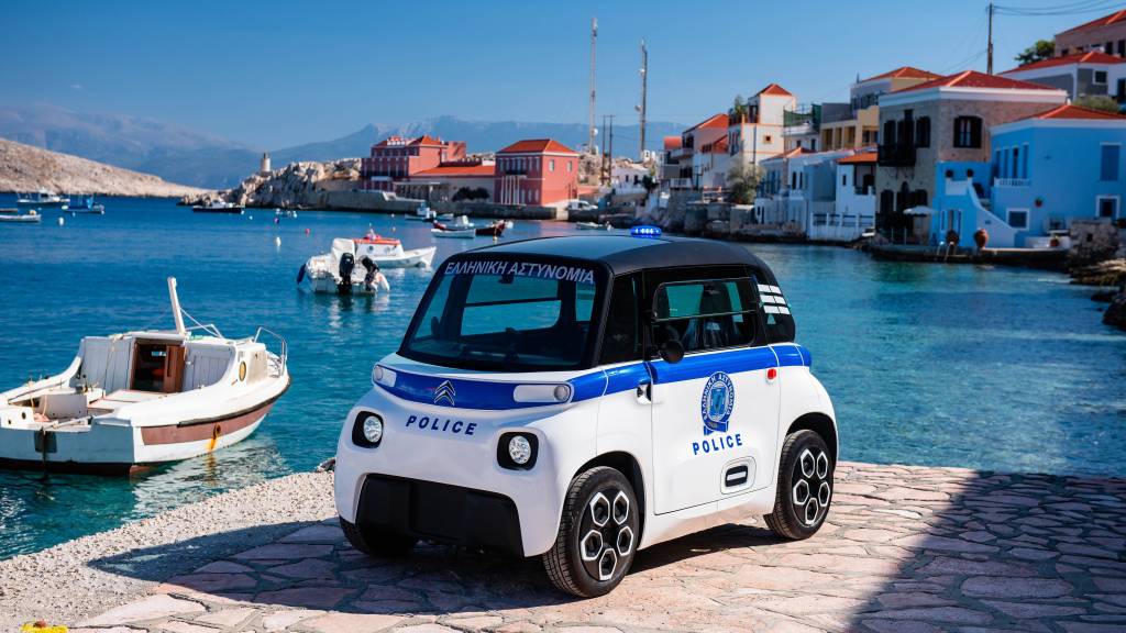 AmiPoliceExterior Em cidades turísticas da Grécia o Ami é usado até pela polícia, que abriu mão das bicicletas em troca do carrinho com máxima de 45 km/h