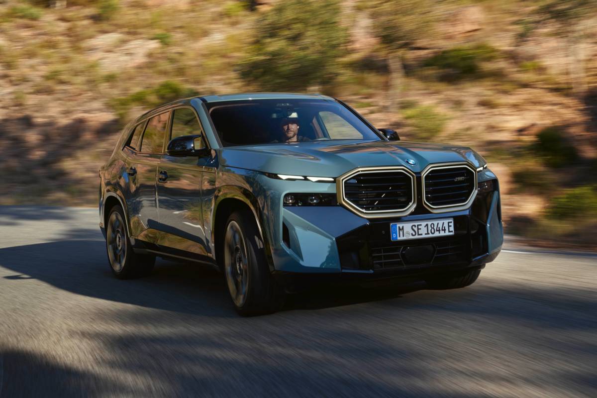 BMW XM é SUV híbrido, esportivo legítimo e tem alto-falantes até