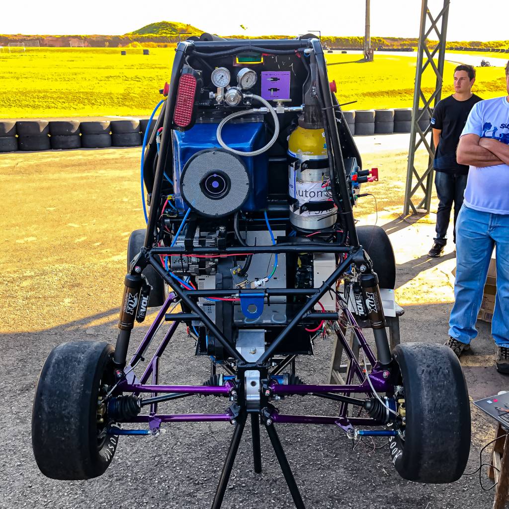 Baja SAE Unicamp-1 Cilindro pressurizado (amarelo) alimenta a célula de hidrogênio (azul). Toda a interação entre as partes foi criada pelos estudantes
