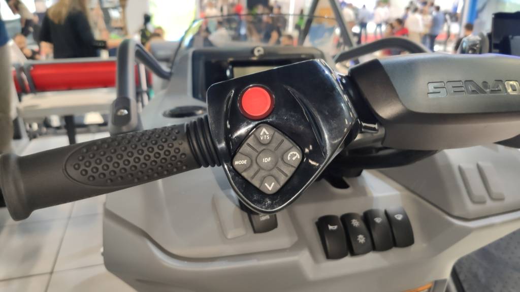 Equipamentos da Sao Paulo Boat Show-11 Guidão de modelos da Sea-Doo vem com controle de cruzeiro e seleção de modo de condução