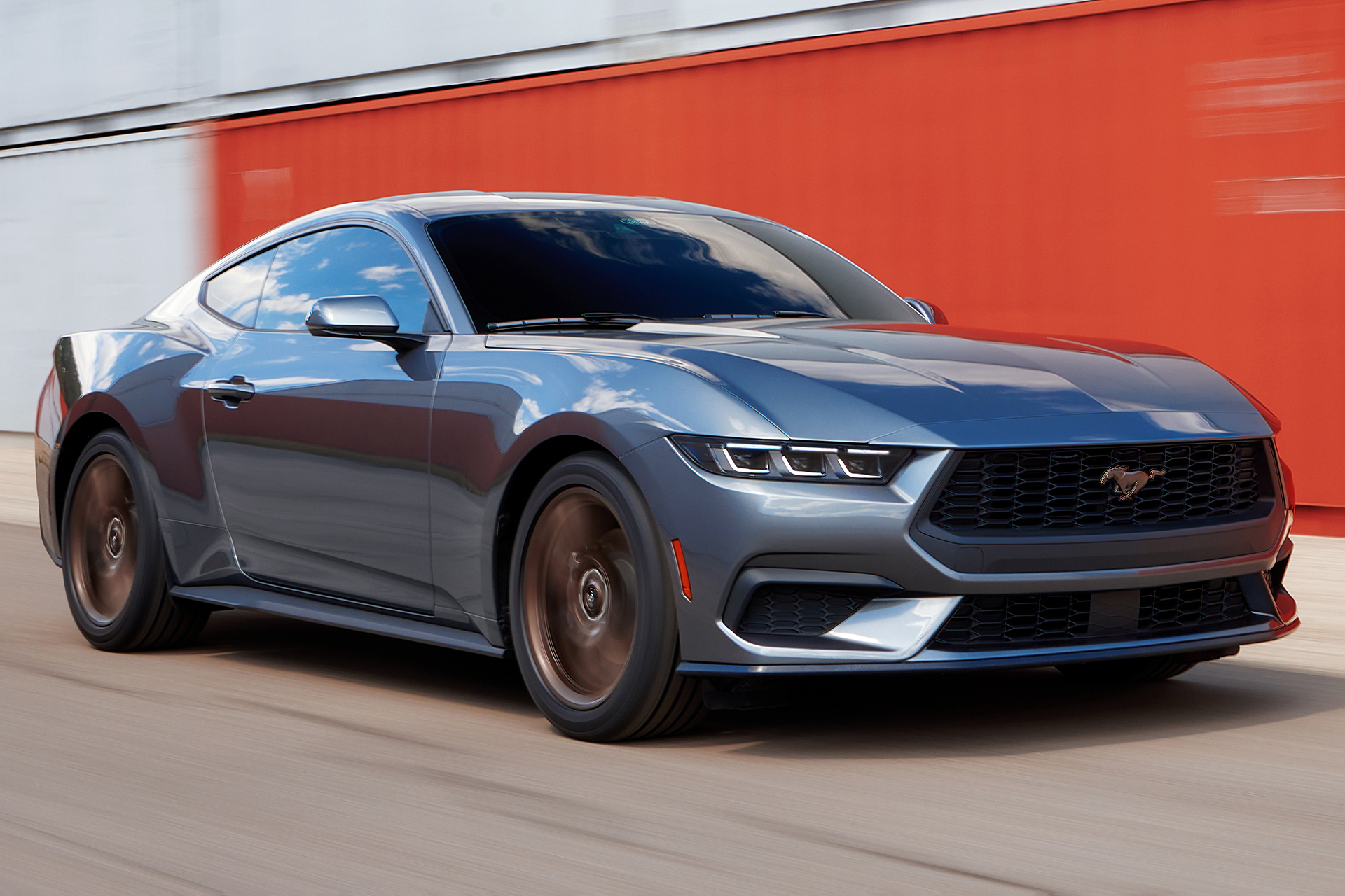 Novo Ford Mustang recusa eletrificação e “corta giro” por controle