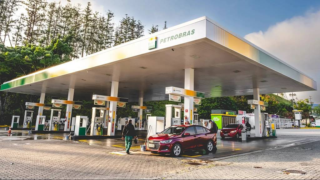 No Brasil, a gasolina comum já possui uma fração de etanol anidro adicionada