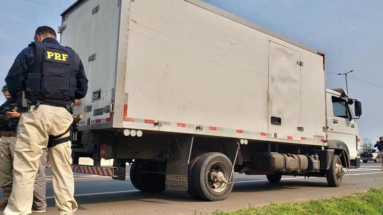 Polícia rodoviária intensifica fiscalização em caminhões arqueados