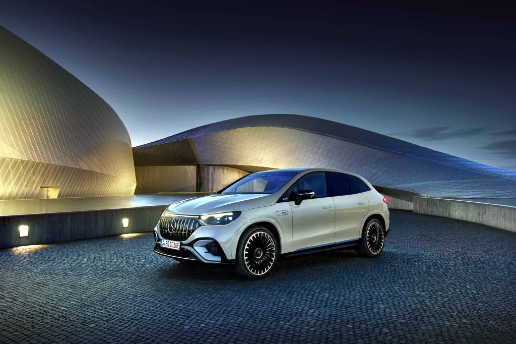 Mercedes-AMG EQE SUV tres quartos noite