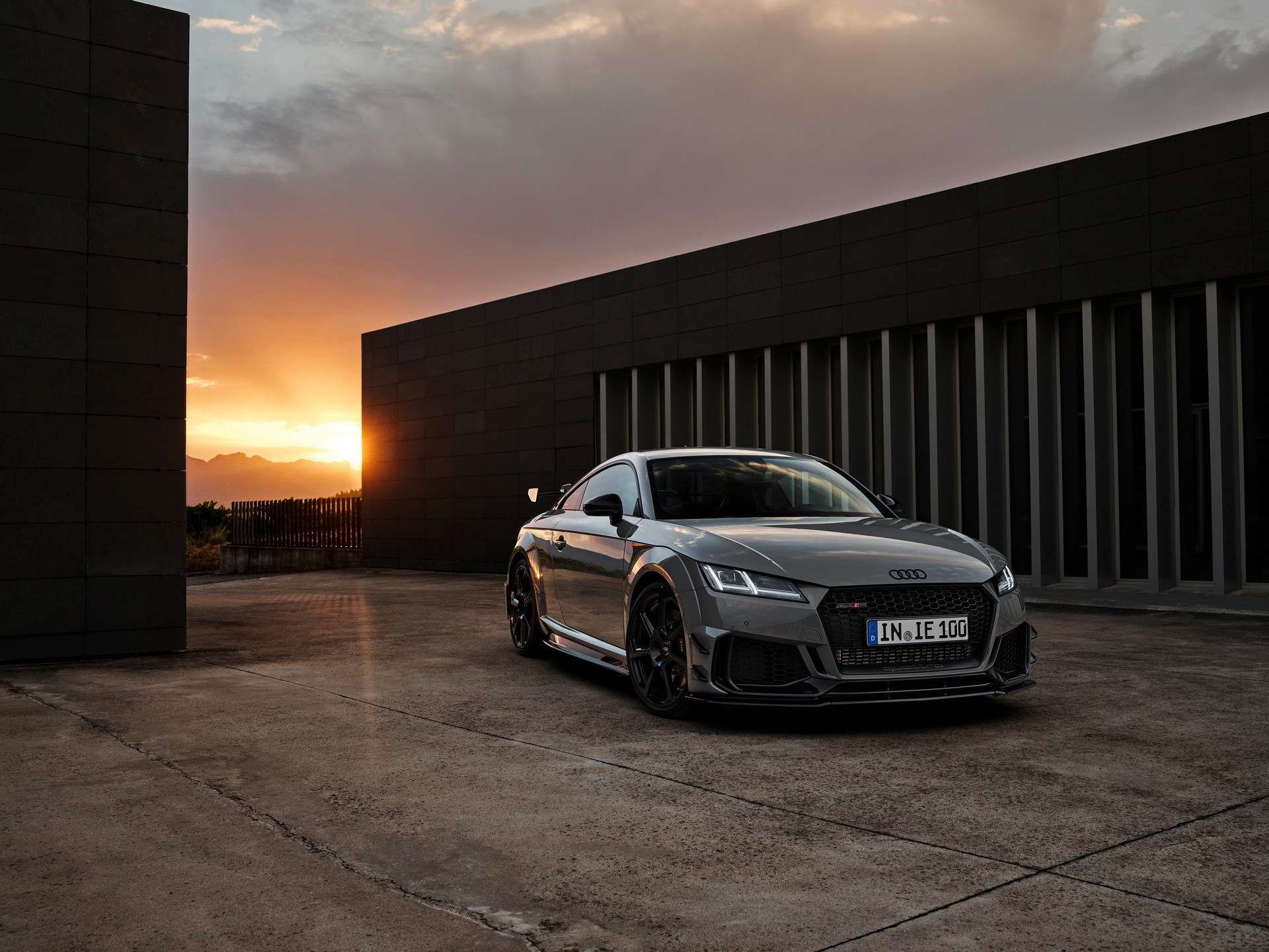 Audi TT RS Iconic frontal por do sol