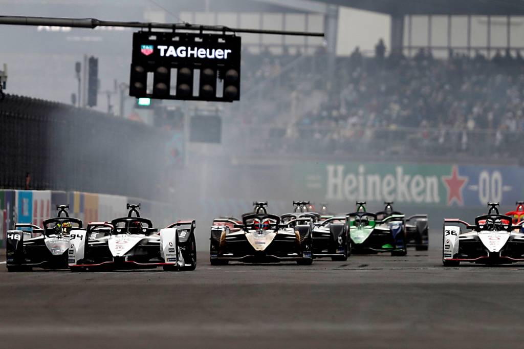 AUTODROMO HERMANOS RODRIGUEZ, MEXICO - FEBRUARY 12: Pascal Wehrlein (DEU), Tag Heuer Porsche, Porsche 99X Electric, leads Andre Lotterer (DEU), Tag Heuer Porsche, Porsche 99X Electric, Edoardo Mortara (CHE), ROKiT Venturi Racing, Silver Arrow 02, Jean-Eric Vergne (FRA), DS Techeetah, DS E-Tense FE21, and the rest of the field at the start during the Mexico City ePrix at Autodromo Hermanos Rodriguez on Saturday February 12, 2022 in Mexico City, Mexico. (Photo by Carl Bingham / LAT Images)