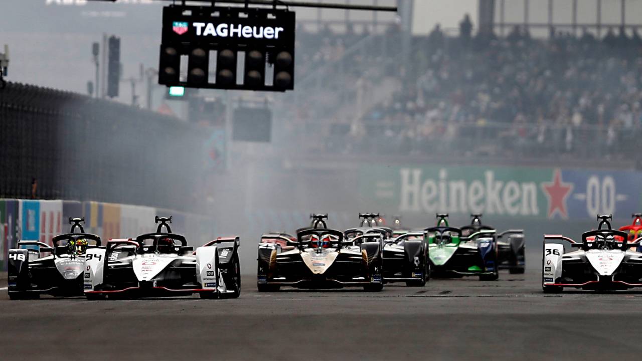 AUTODROMO HERMANOS RODRIGUEZ, MEXICO - FEBRUARY 12: Pascal Wehrlein (DEU), Tag Heuer Porsche, Porsche 99X Electric, leads Andre Lotterer (DEU), Tag Heuer Porsche, Porsche 99X Electric, Edoardo Mortara (CHE), ROKiT Venturi Racing, Silver Arrow 02, Jean-Eric Vergne (FRA), DS Techeetah, DS E-Tense FE21, and the rest of the field at the start during the Mexico City ePrix at Autodromo Hermanos Rodriguez on Saturday February 12, 2022 in Mexico City, Mexico. (Photo by Carl Bingham / LAT Images)