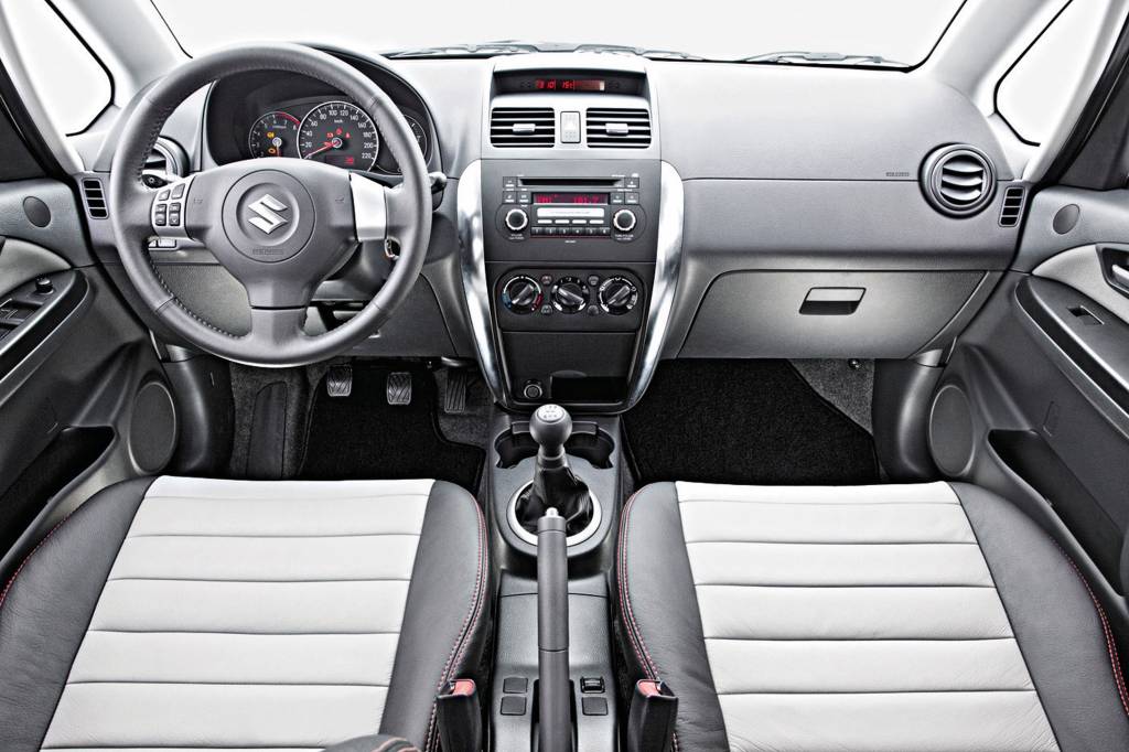 Interior do SX4, modelo 2009 da Suzuki, testado pela revista Quatro Rodas.