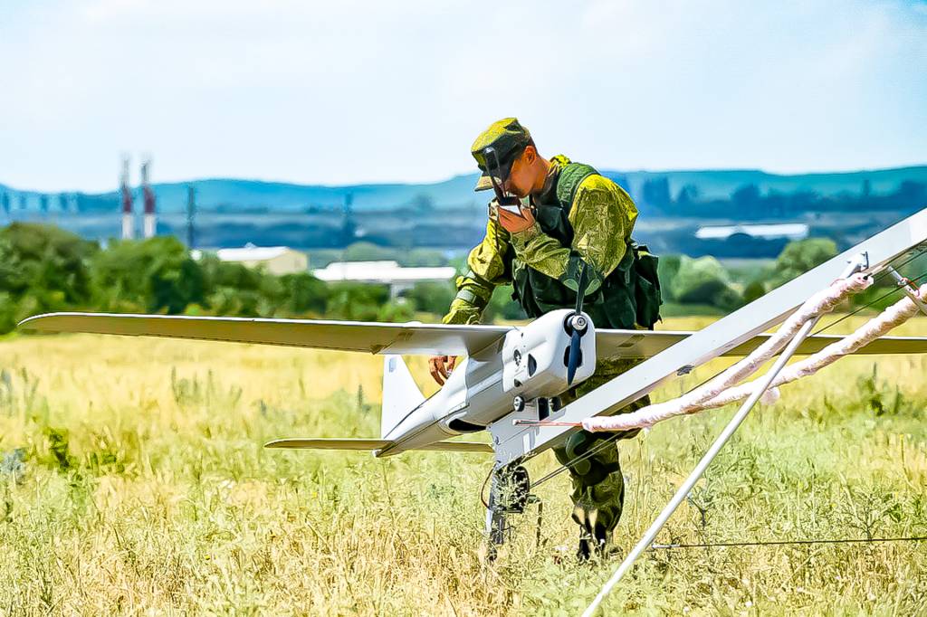 Orlan-10 é lançado por catapulta e traz câmera convencional na parte de baixo da fuselagem