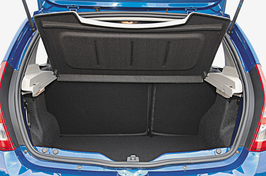 Porta-malas-do-Renault-Sandero-Privilege-1.6-16V-durante-teste-comparativo-da-R_1.jpg