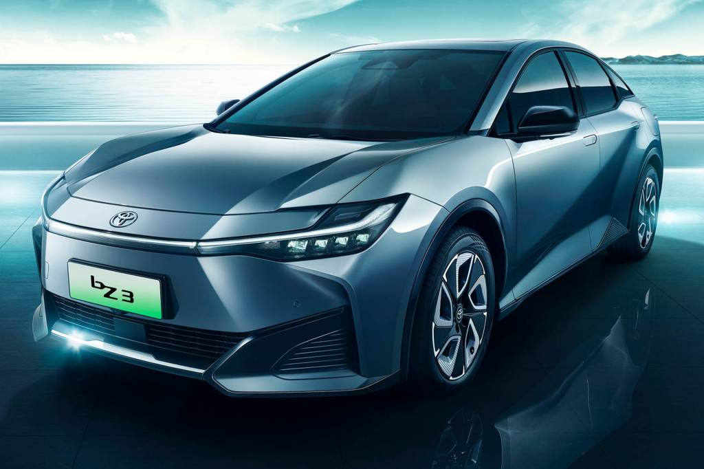 Toyota bZ3 usará a mesma tecnologia de carros da Tesla — que, no caso, vem da chinesa BYD