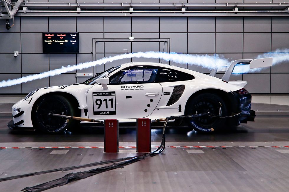 Asa pescoço de cisne usada em um Porsche 911 GT3