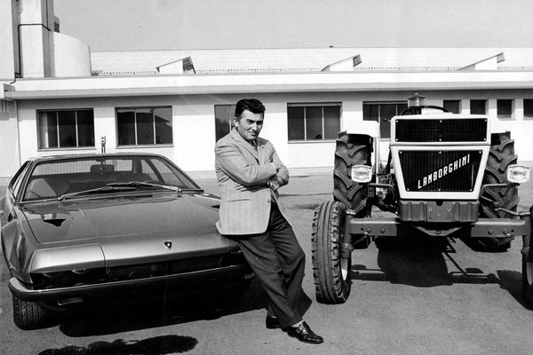 Ferruccio Lamborghini entre um Jarama e um dos tratores que fizeram sua fortuna