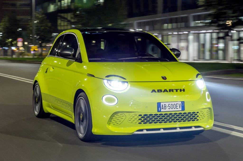 Abarth 500e frontal a noite