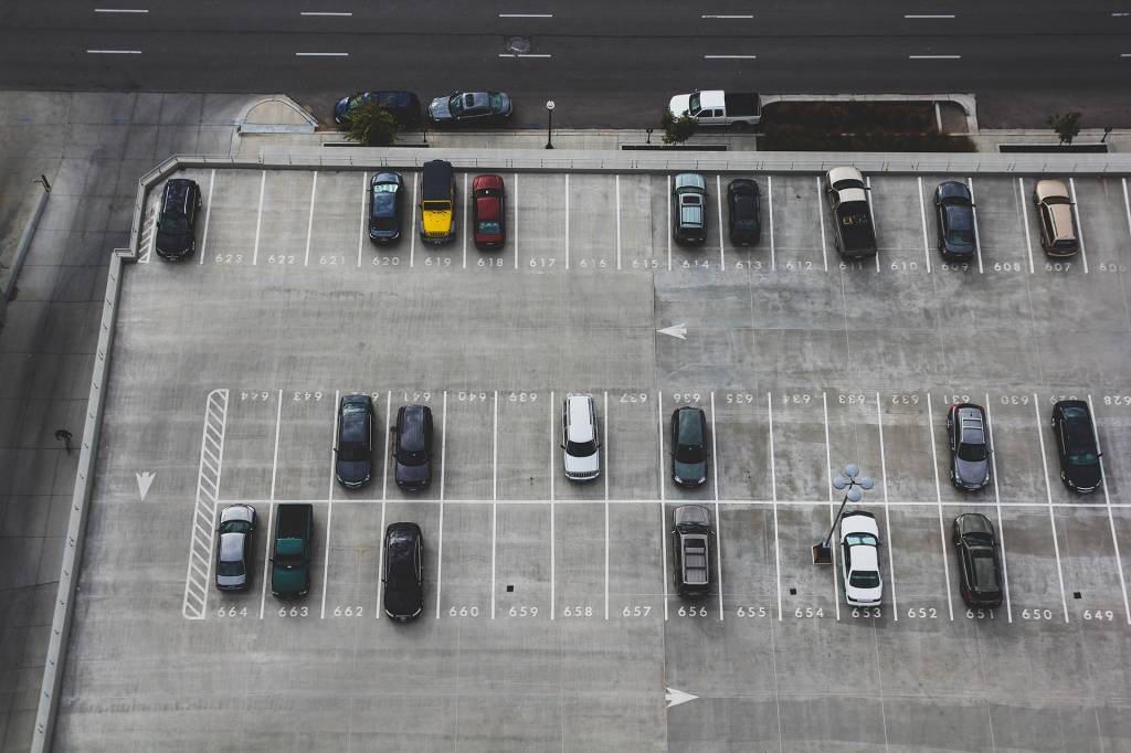 Estacionamento fora da rua, como na foto, é luxo em Nova Iorque