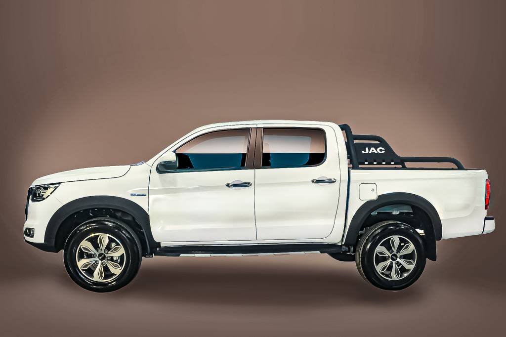 JAC E-JP8 (4) São 5,32 m de comprimento, 3,1 m de entre-eixos, 1,88 m de largura e 1,85 m de largura
