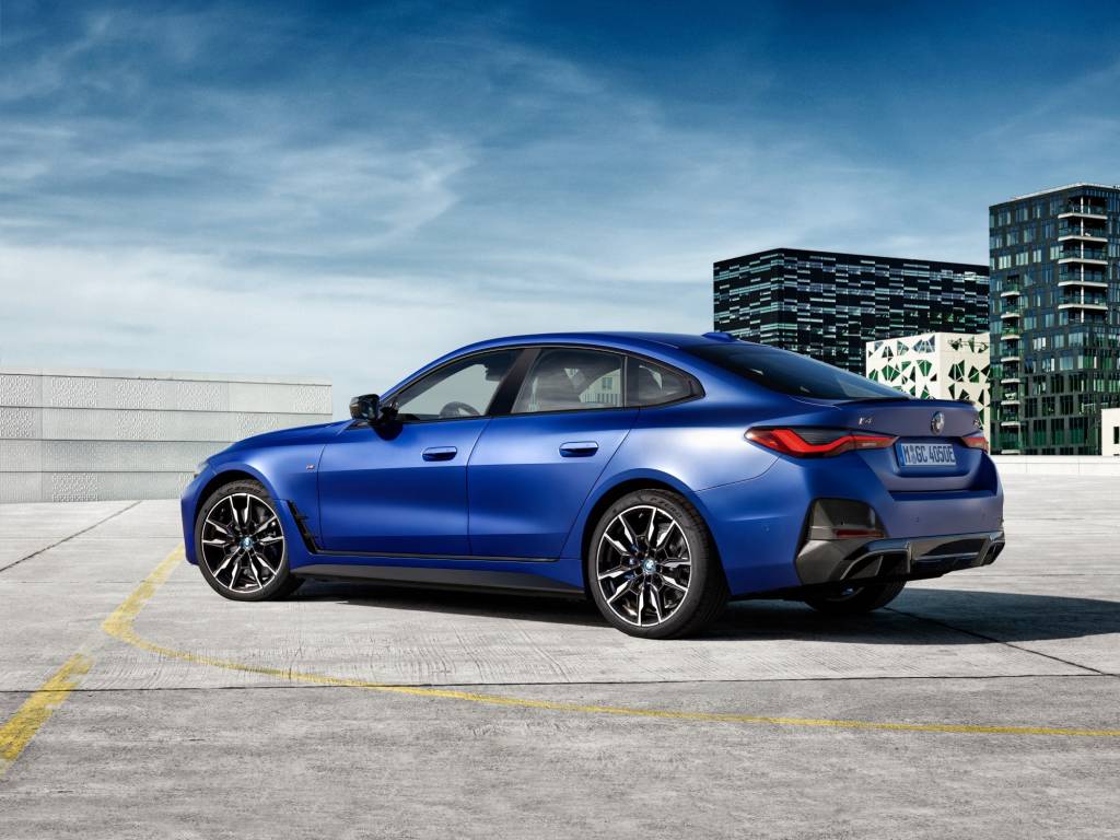 P90423614_lowRes_the-bmw-i4m50-6-2021 BMW i4 Traseira