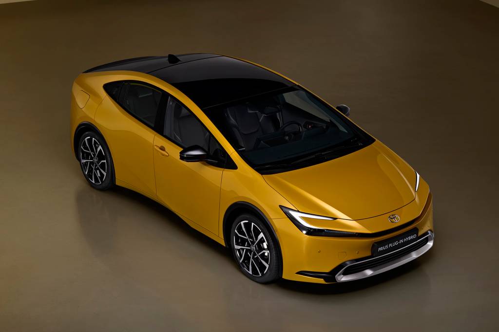 Novo Toyota Prius vira esportivo com carregador solar e painel inédito