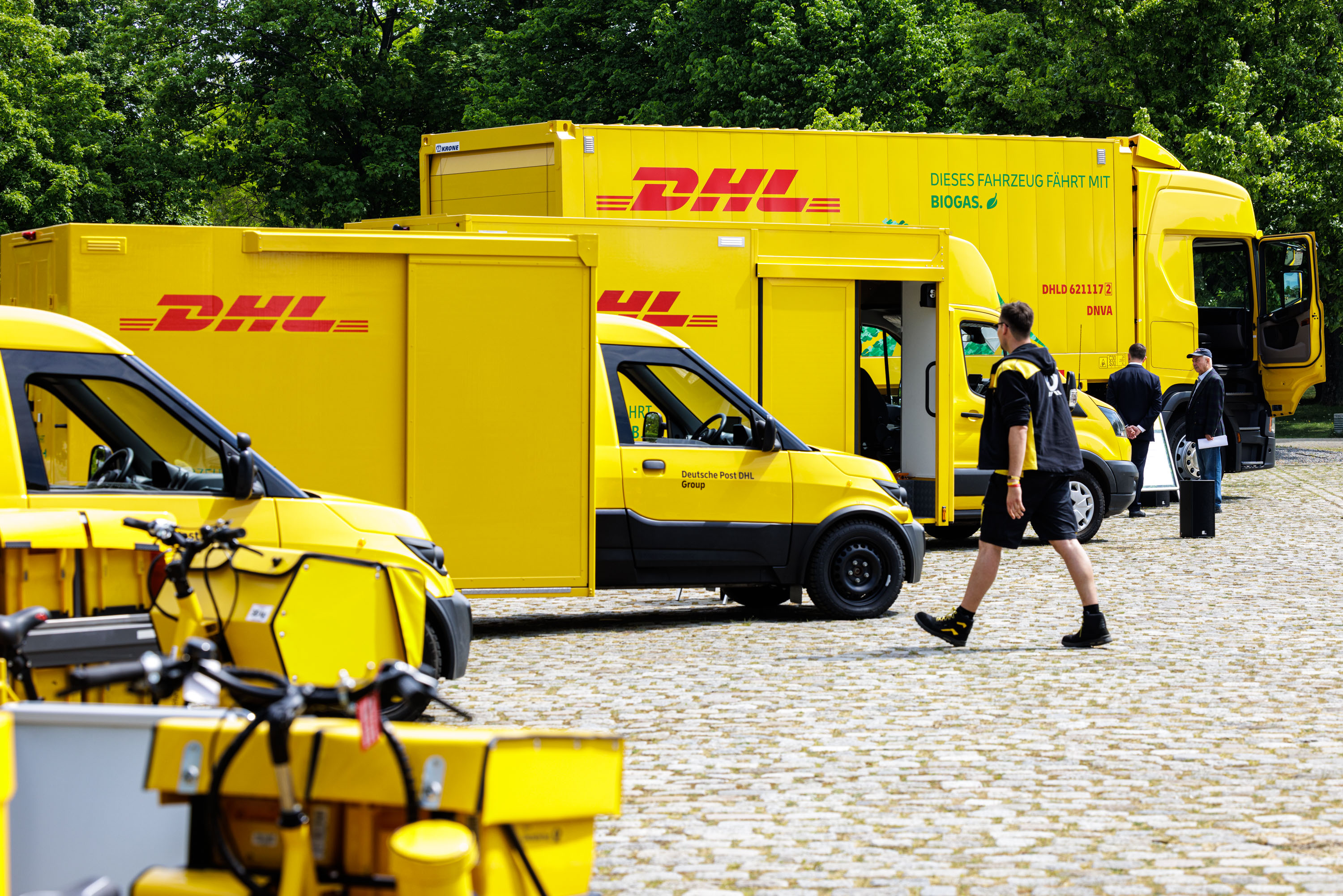 Дчл. Курьер DHL. DHL Deutsche электромобили. Лого Deutsche Post DHL. DHL Ростов-на-Дону.