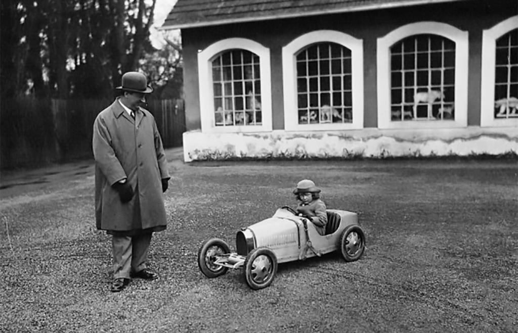 Ettore Bugatti e seu filho Roland com o Type 35 Baby