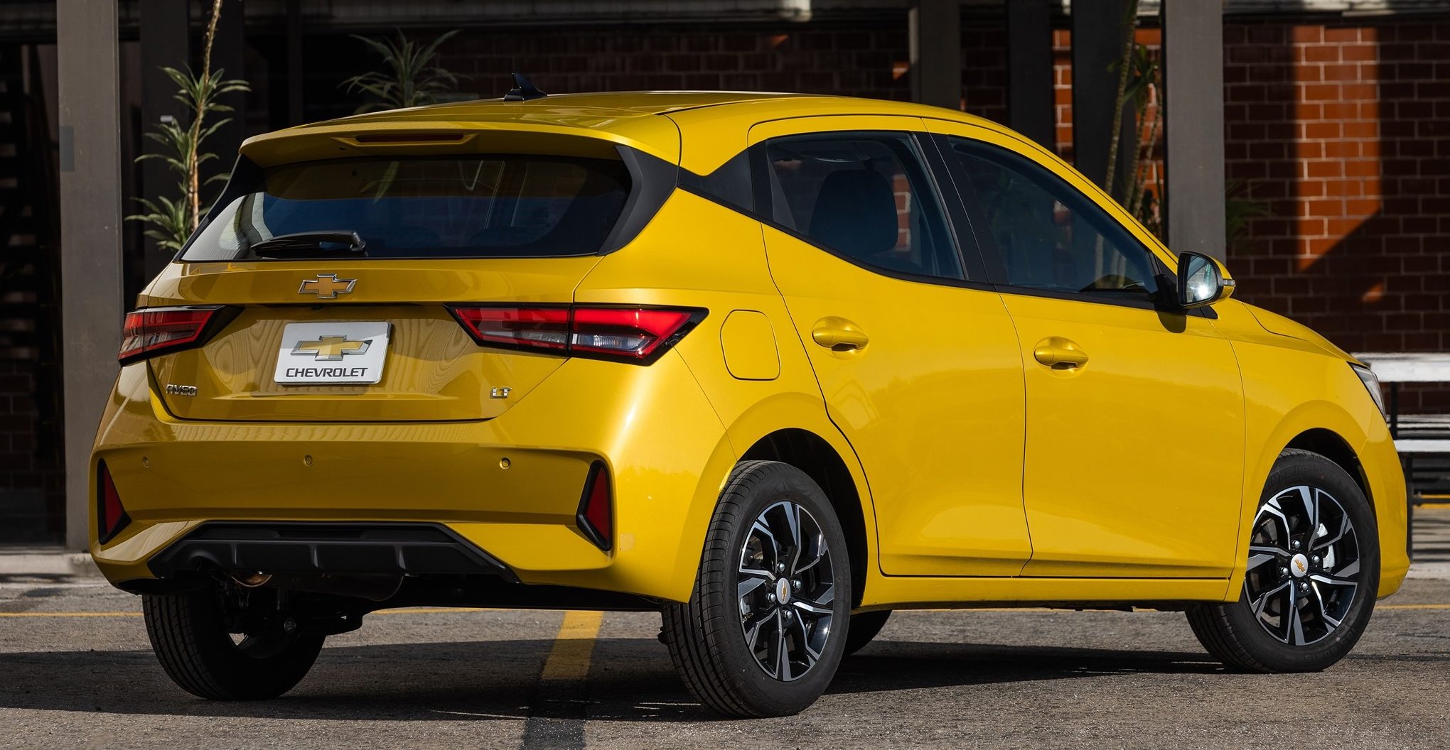 Chevrolet Aveo é novo hatch mais barato que o Onix e dispensa