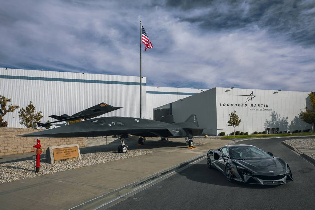 Apresentação da parceria envolveu um McLaren Artura e o avião criado pela Skunk Works para o filme Top Gun: Maverick