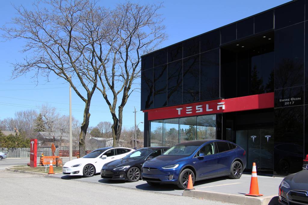 Tesla tem poucas concessionárias e entrou em batalha judicial para conseguir vender carros online de forma direta ao consumidor norte-americano