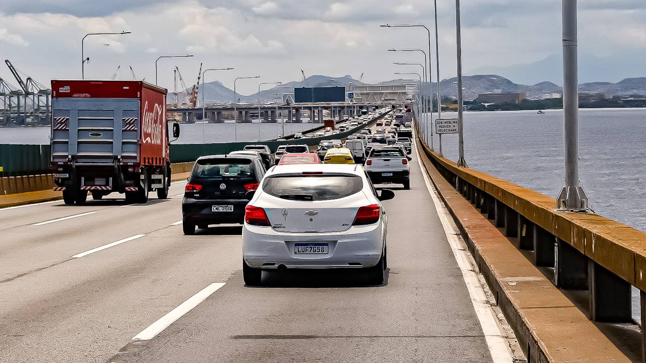 Transito de veiculos para viagens de fim de ano na Ponte Rio-Niterói.