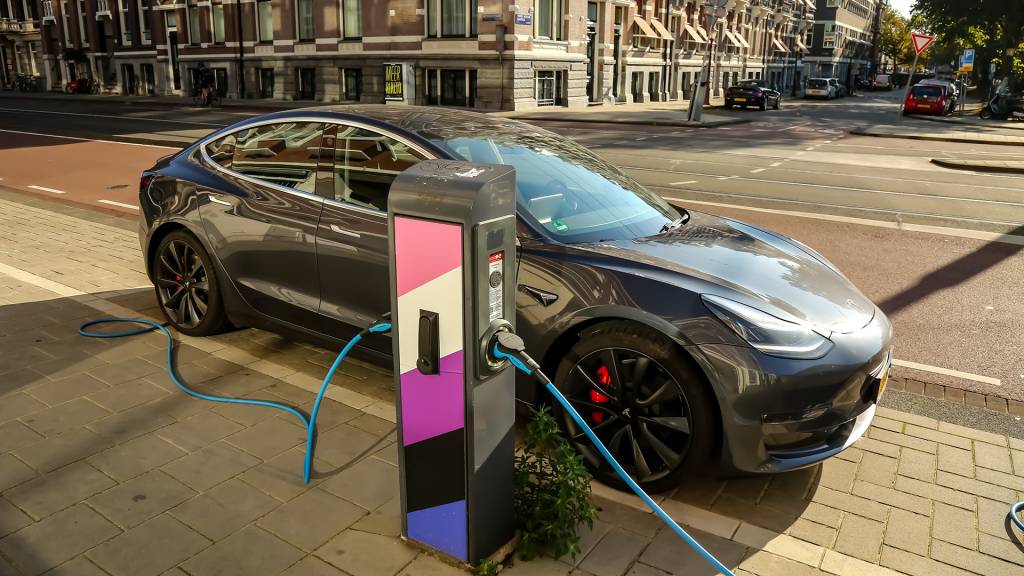 Efeito dominó no suprimento energético da Europa pode prejudicar donos de carros elétricos na Suíça