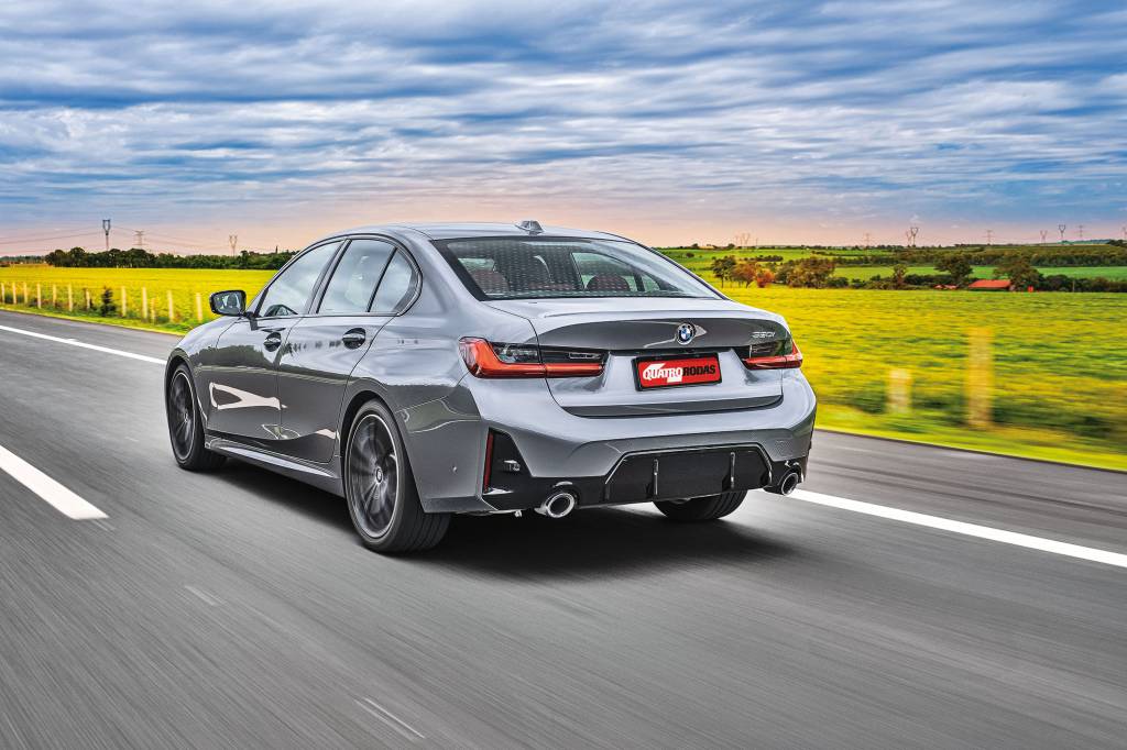 BMW 320 Para-choques com linhas esportivas se juntam ao par de escapes duplospara criar a imagem invocada do Série 3 M Sport