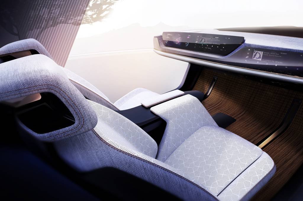 The Chrysler Synthesis interior conveys a modern and spacious sanctuary compatible with Level 3 autonomous driving functionality. Interior appointments complement the cockpit’s personalization features while enhancing comfort and the overall mobility experience.