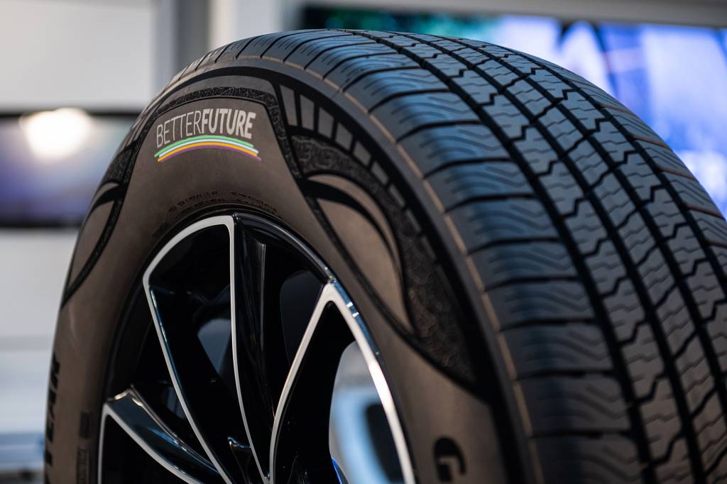 Compostos naturais e reaproveitados diminuem drasticamente a poluição causada pelos pneus, diz a fabricante