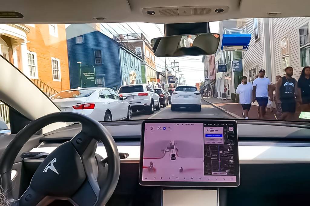 Sistema da Tesla consegue dirigir sozinho na cidade, mas de modo limitado e com supervisão obrigatória do motorista