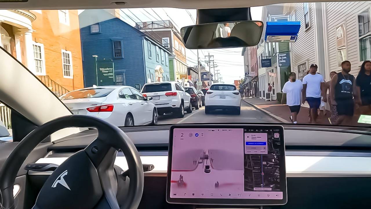 Sistema da Tesla consegue dirigir sozinho na cidade, mas de modo limitado e com supervisão obrigatória do motorista