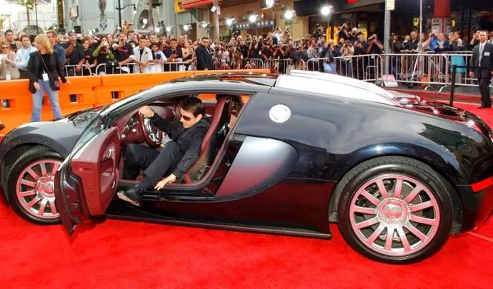 Tom Cruise instantes antes de causar seu banimento pela Bugatti