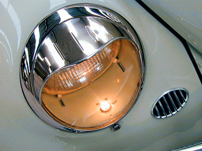 Detalhe do farol com aba anti-ofuscamento do Fusca, da Volkswagen, modelo 1960.