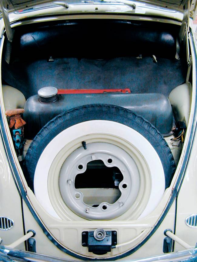 Estepe no porta-malas do Fusca, da Volkswagen, modelo 1960.