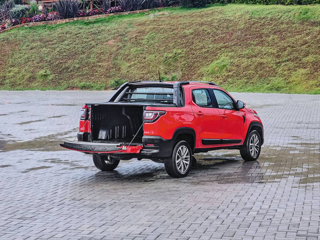 Fiat Strada sofre com entrada de água na caçamba e fissura na capota
