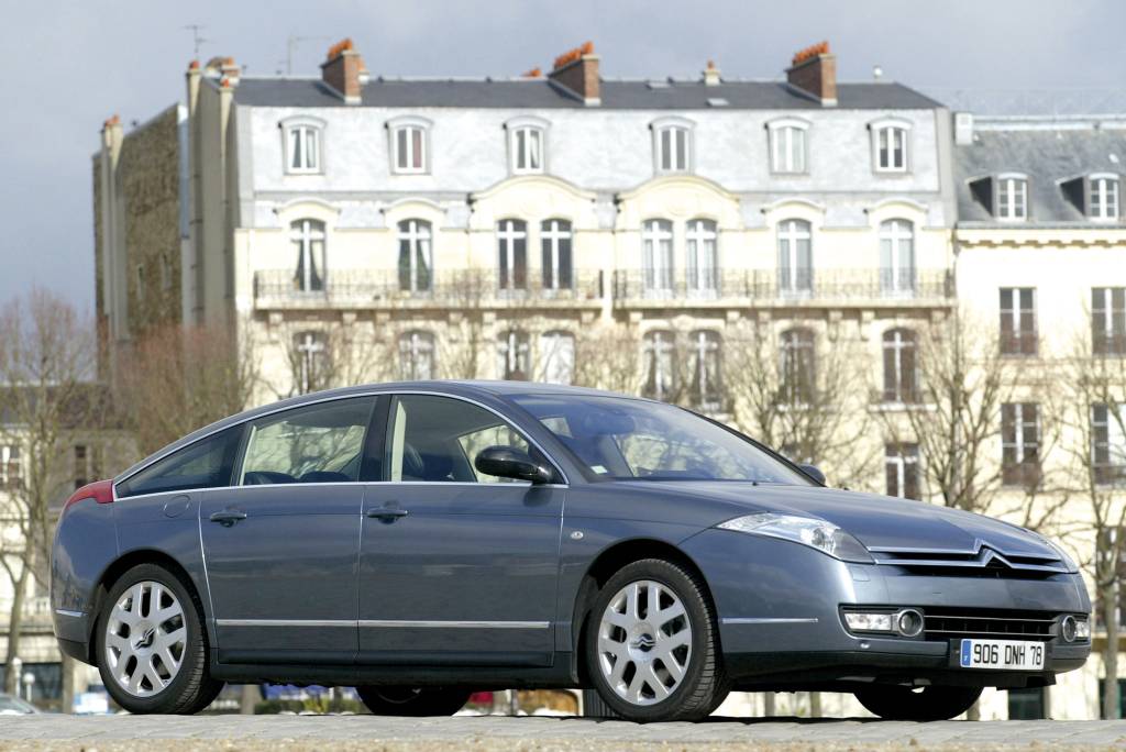 C6, hatch de luxo, modelo 2006 da Citroën, testado pela revista Quatro Rodas.