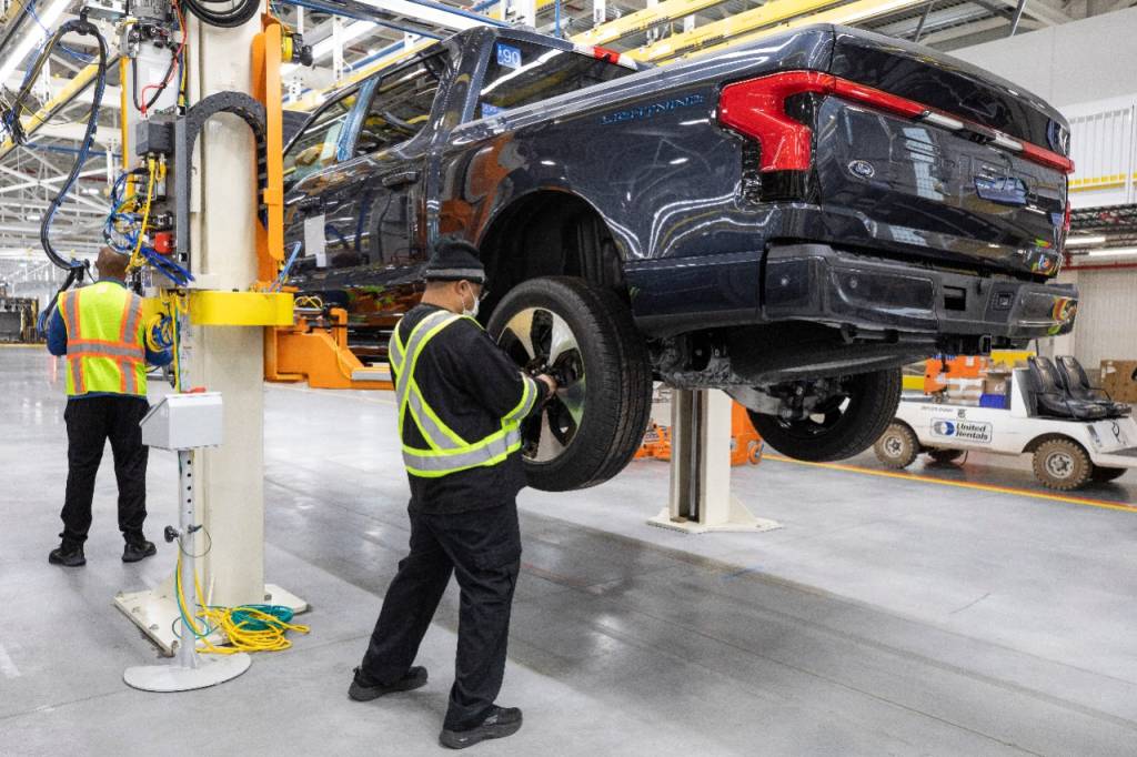 Ford pretende ampliar produção da picape elétrica para 150.000 unidades anuais